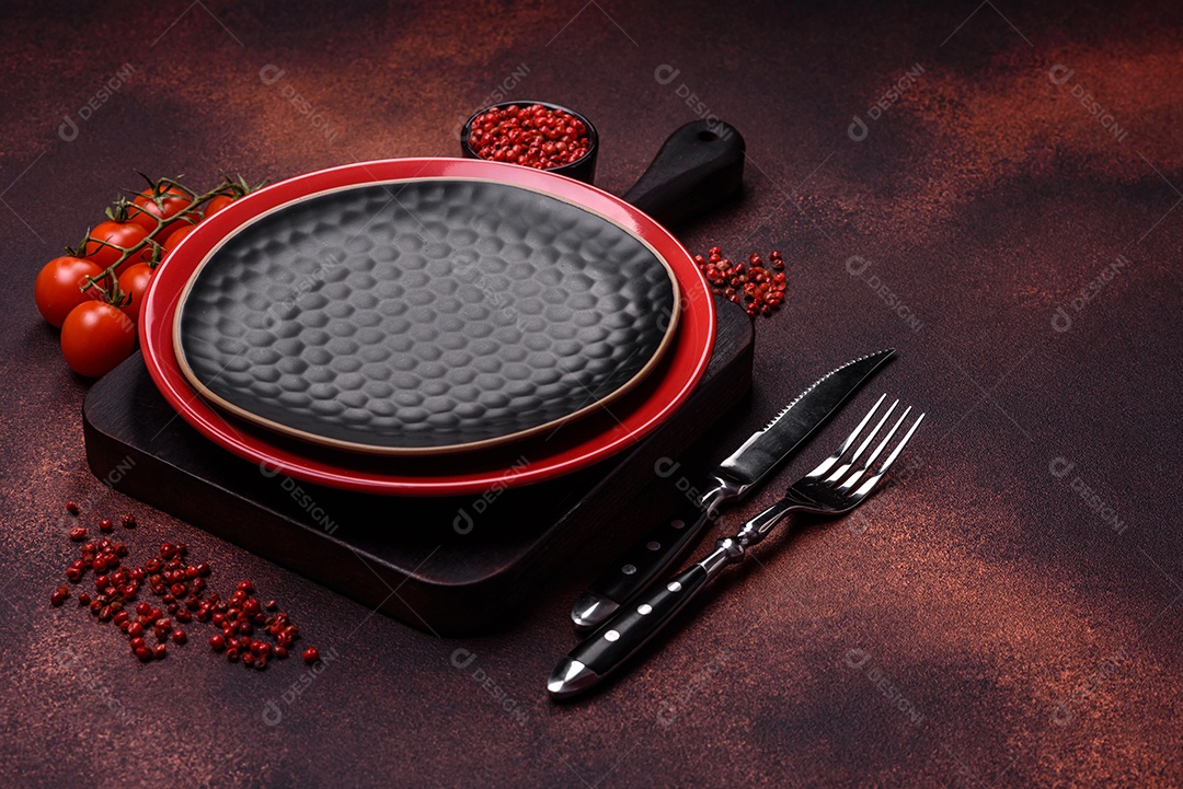 Tábua de corte de madeira retangular vazia em fundo de concreto texturizado. Cozinhando em casa