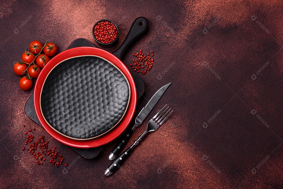 Tábua de corte de madeira retangular vazia em fundo de concreto texturizado. Cozinhando em casa