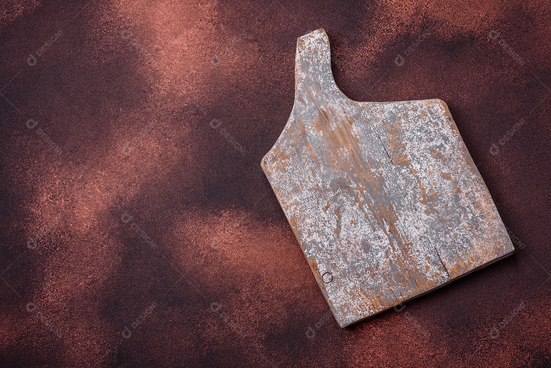 Tábua de corte de madeira retangular vazia em fundo de concreto texturizado. Cozinhando em casa