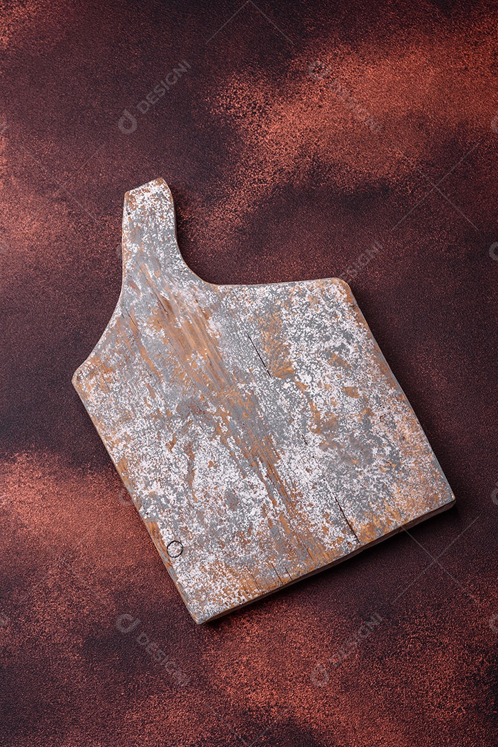 Tábua de corte de madeira retangular vazia em fundo de concreto texturizado. Cozinhando em casa