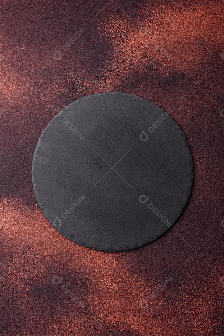 Placa redonda de cerâmica vazia em fundo de concreto texturizado escuro. Talheres, preparação para o jantar