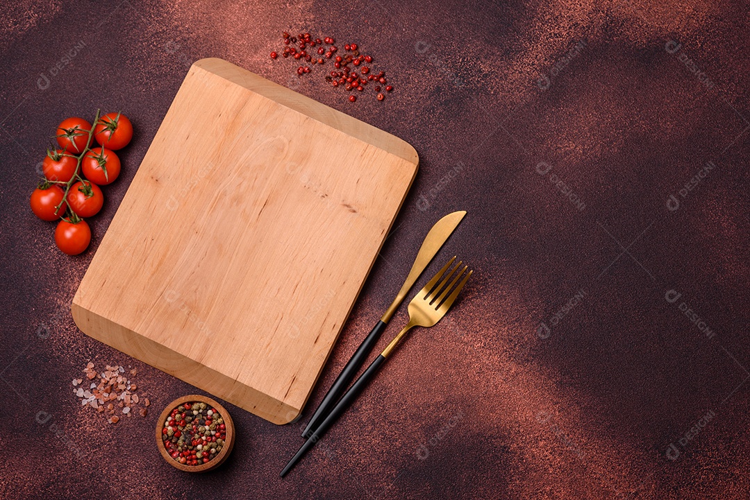 Tábua de corte de madeira retangular vazia em fundo de concreto texturizado. Cozinhando em casa