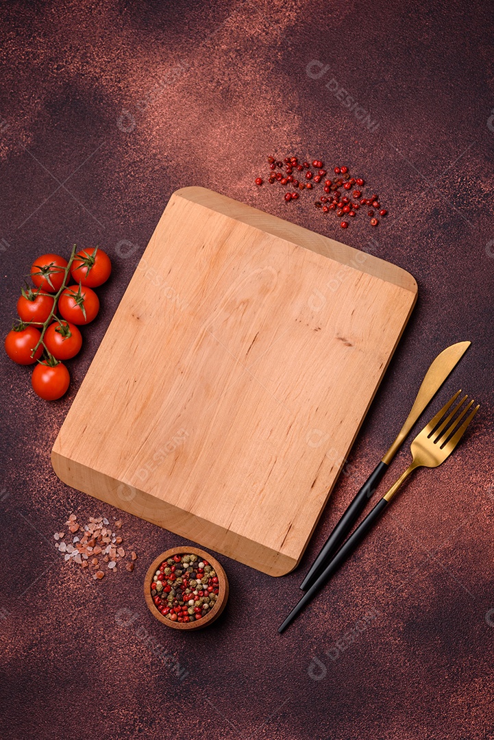 Tábua de corte de madeira retangular vazia em fundo de concreto texturizado. Cozinhando em casa