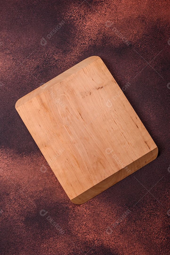 Tábua de corte de madeira retangular vazia em fundo de concreto texturizado. Cozinhando em casa