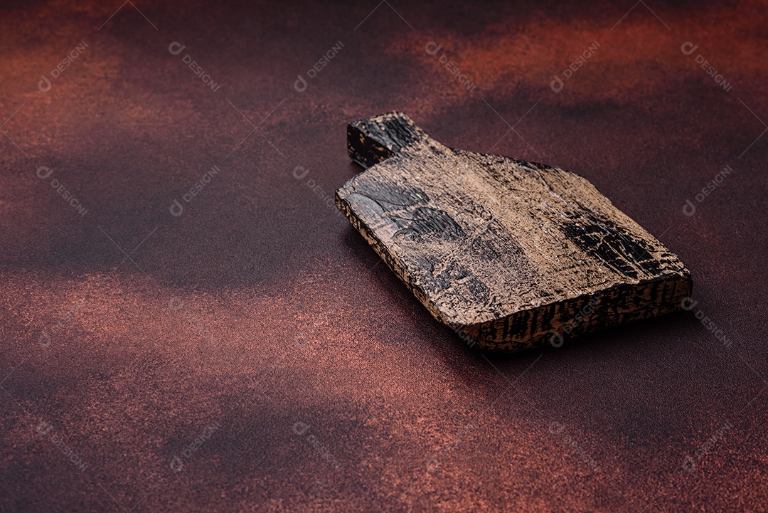 Tábua de corte de madeira retangular vazia em fundo de concreto texturizado. Cozinhando em casa