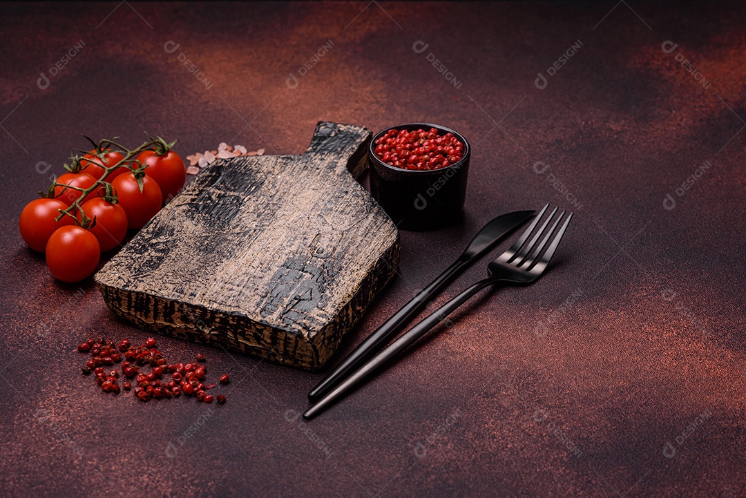Tábua de corte de madeira retangular vazia em fundo de concreto texturizado. Cozinhando em casa