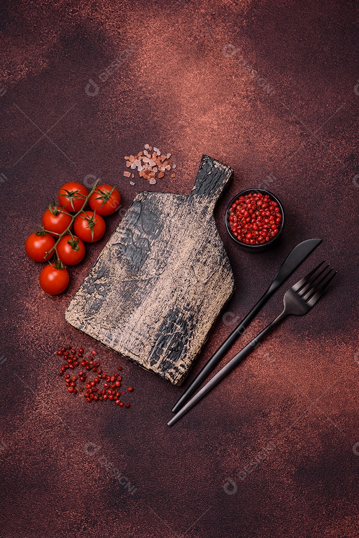 Tábua de corte de madeira retangular vazia em fundo de concreto texturizado. Cozinhando em casa