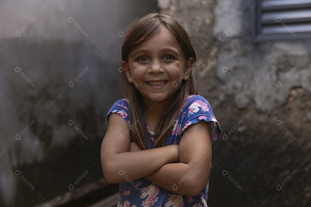 Linda garotinha sorridente sobre fundo desfocado