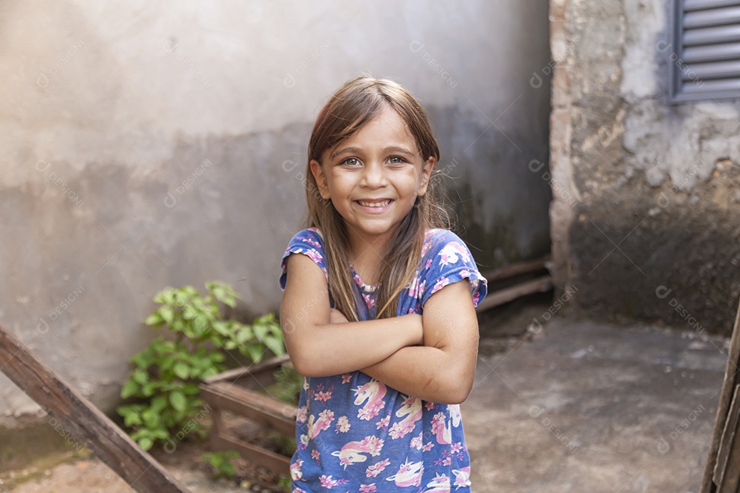 Linda garotinha sorridente sobre fundo desfocado