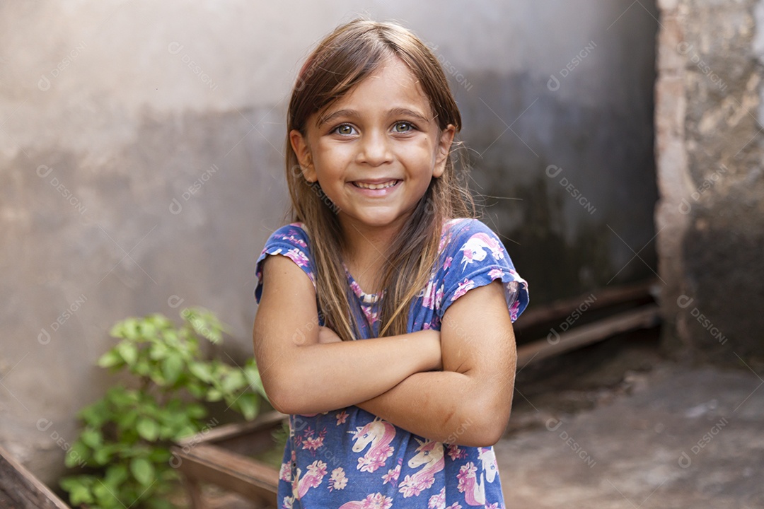 Linda garotinha sorridente sobre fundo desfocado