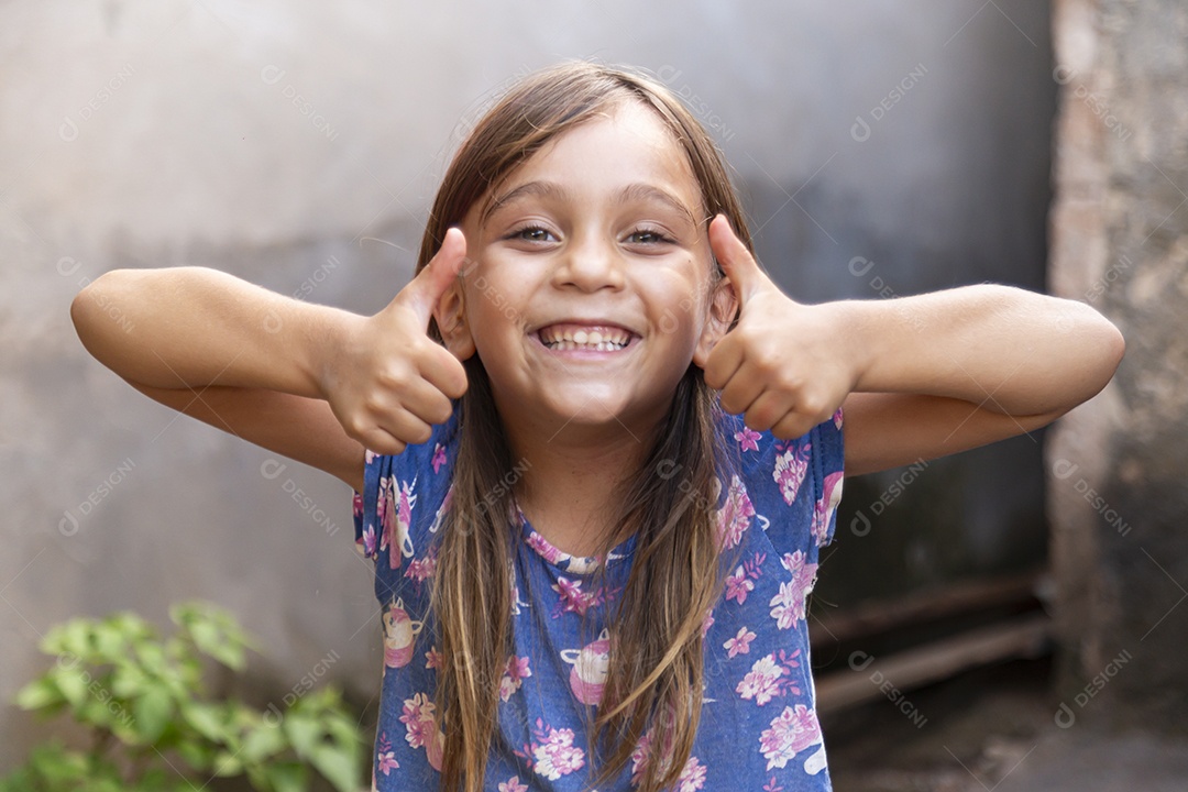 Linda garotinha sorridente sobre fundo desfocado
