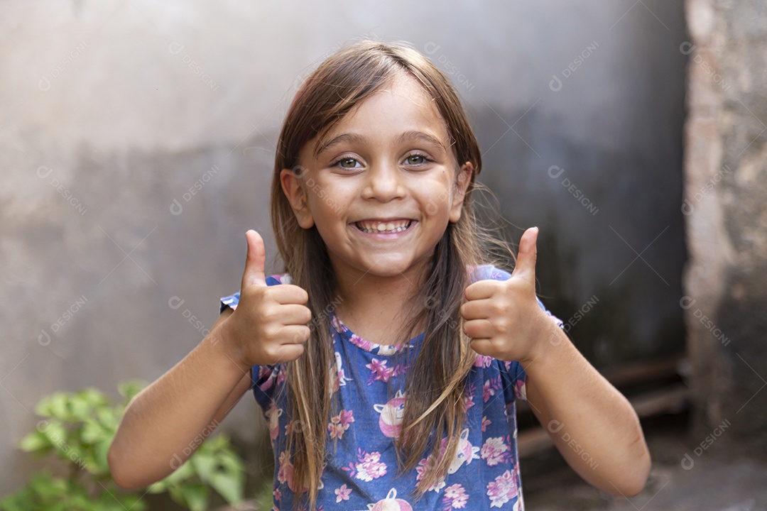 Linda garotinha sorridente sobre fundo desfocado