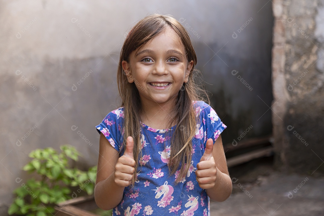 Linda garotinha sorridente sobre fundo desfocado