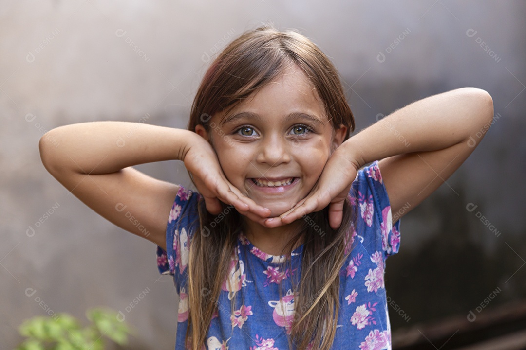 Linda garotinha sorridente sobre fundo desfocado