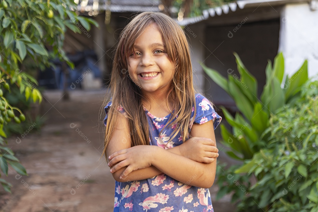 Linda garotinha sorridente sobre fundo desfocado