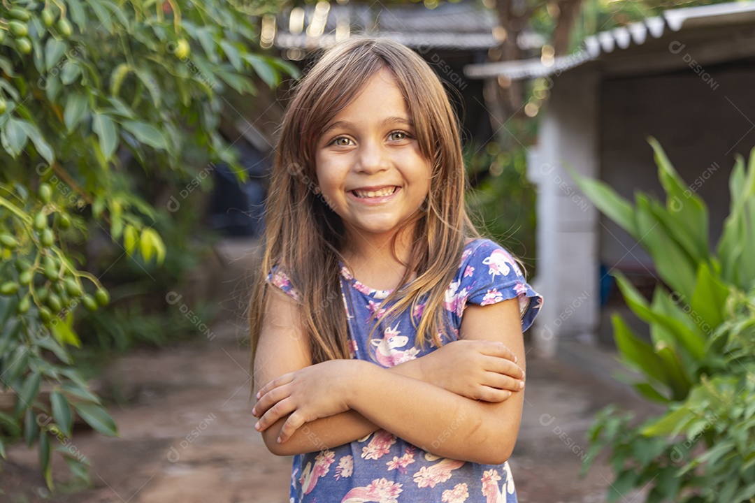 Linda garotinha sorridente sobre fundo desfocado