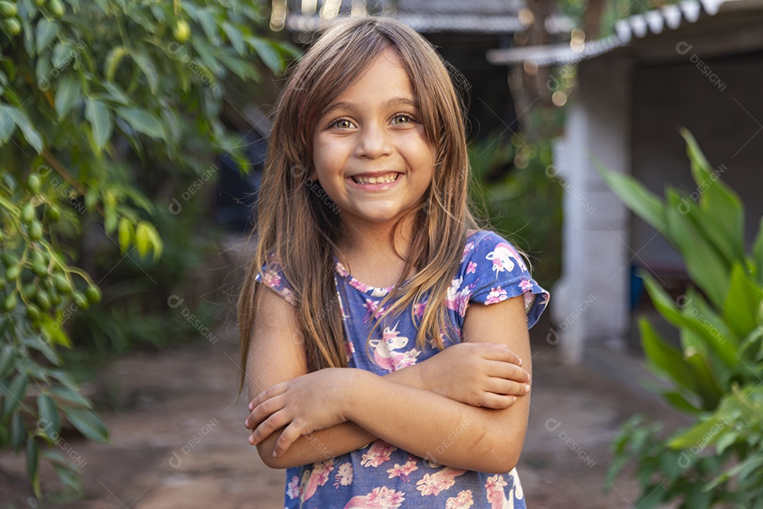 Linda garotinha sorridente sobre fundo desfocado