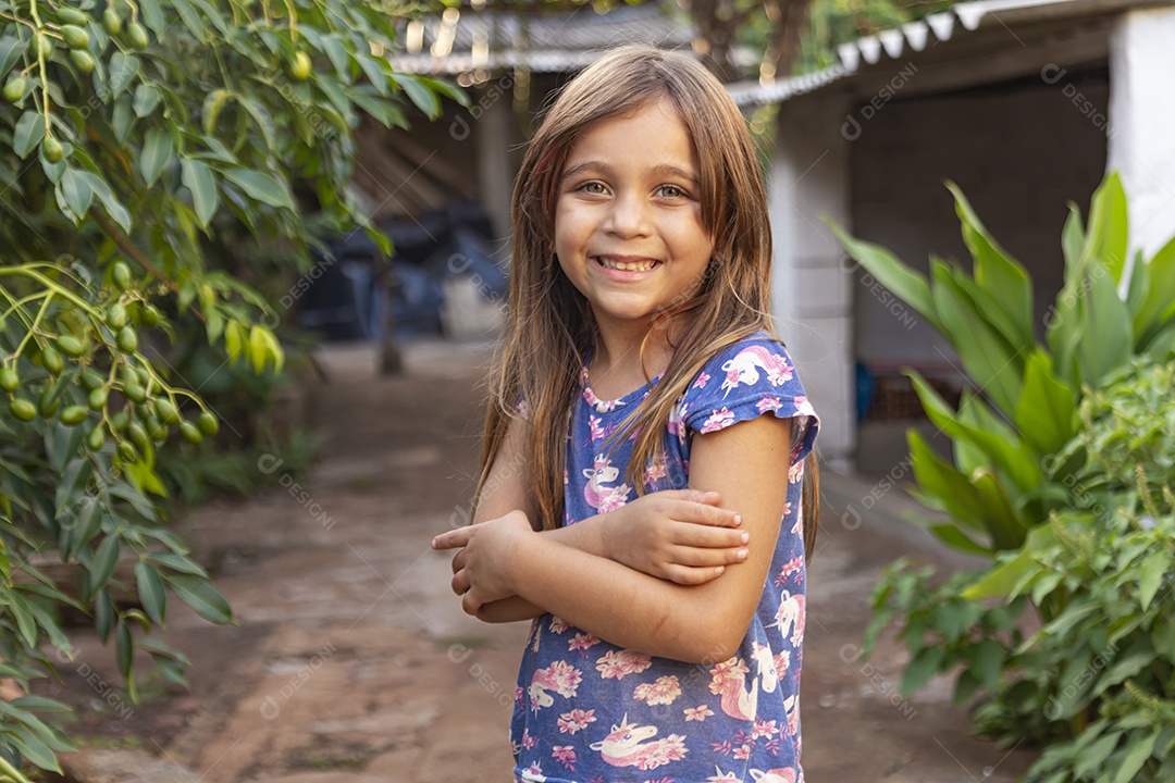 Linda garotinha sorridente sobre fundo desfocado