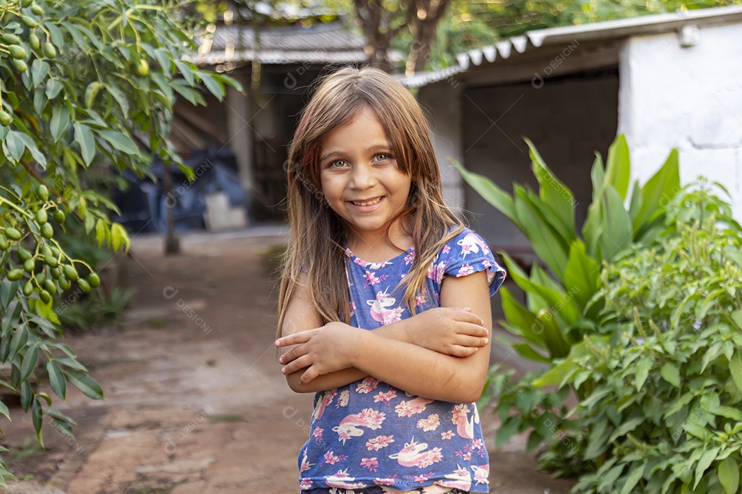 Linda garotinha sorridente sobre fundo desfocado