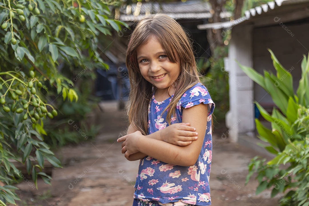 Linda garotinha sorridente sobre fundo desfocado