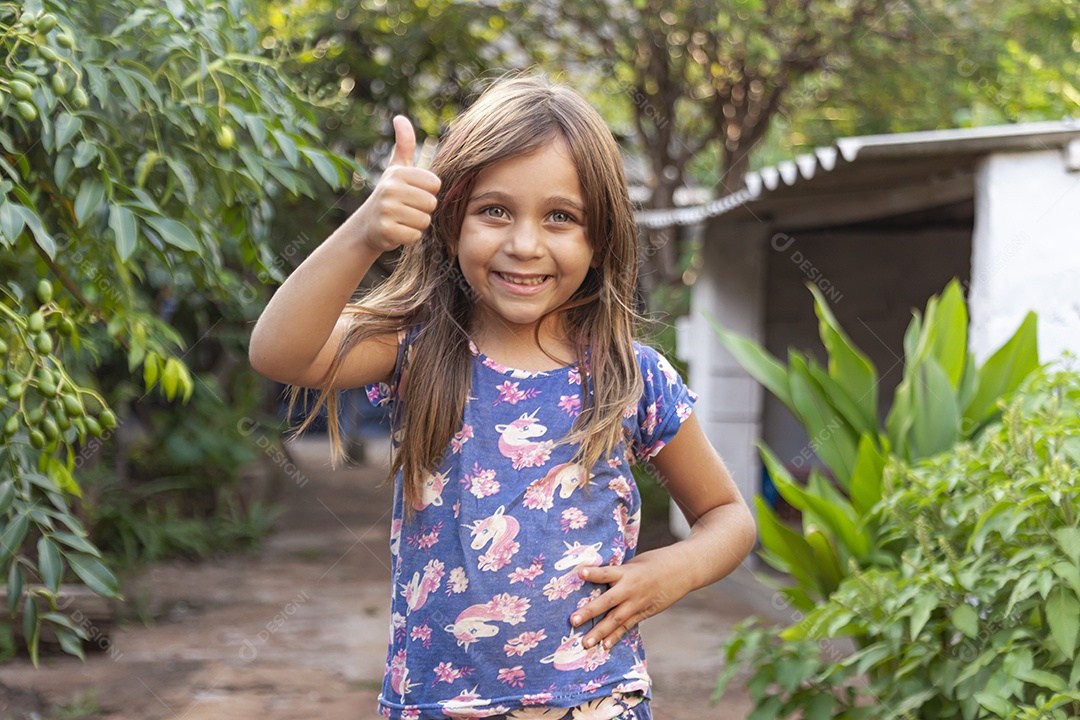 Linda garotinha sorridente sobre fundo desfocado