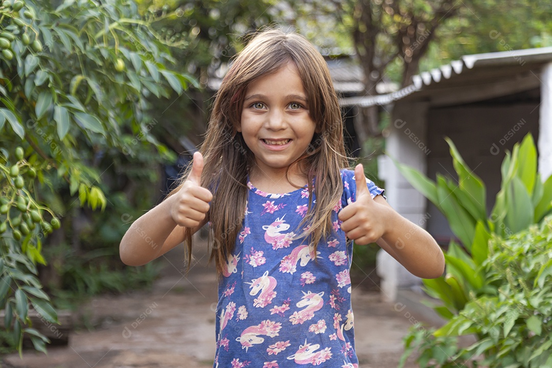 Linda garotinha sorridente sobre fundo desfocado