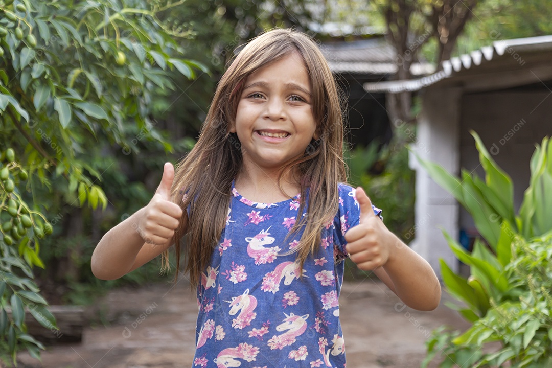 Linda garotinha sorridente sobre fundo desfocado