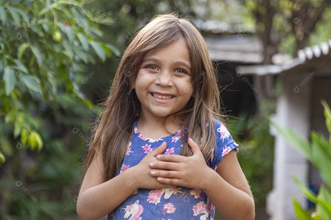 Linda garotinha sorridente sobre fundo desfocado