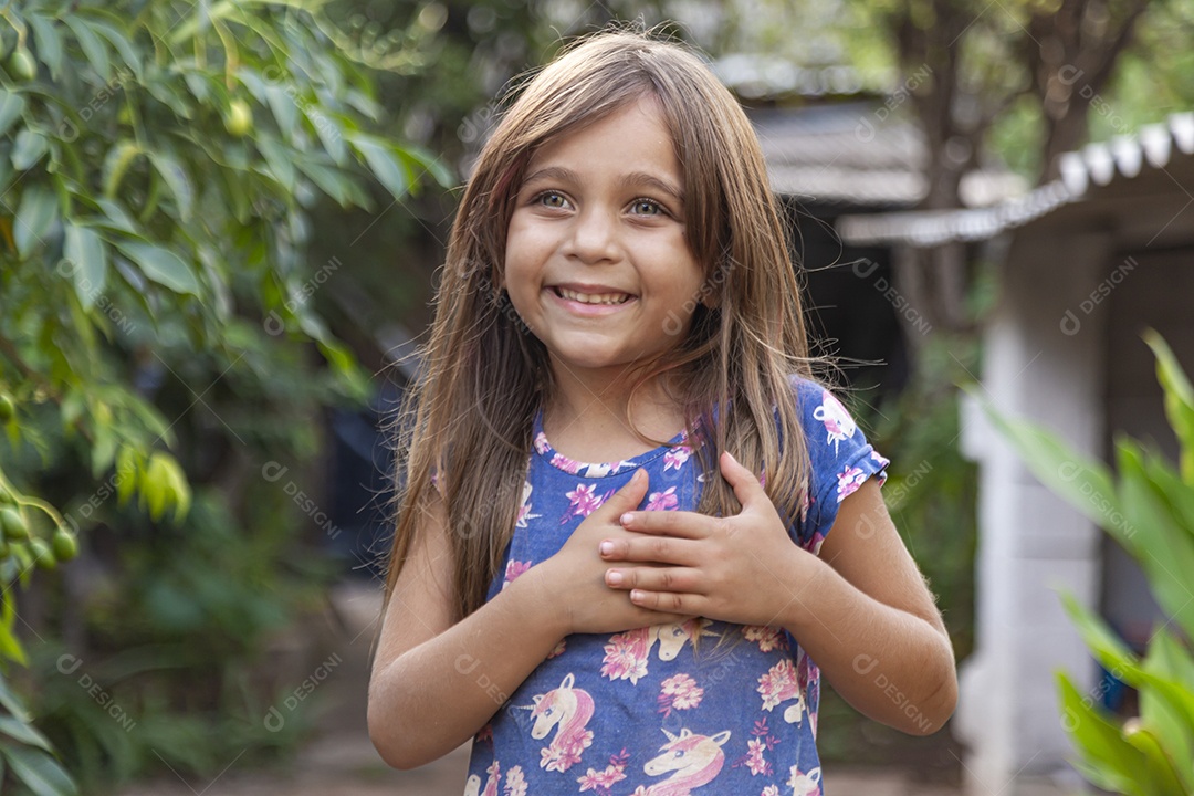 Linda garotinha sorridente sobre fundo desfocado