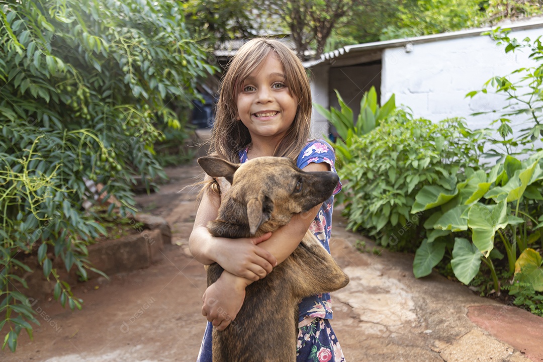 Linda garotinha sorridente sobre fundo desfocado