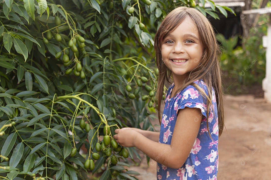 Linda garotinha sorridente sobre fundo desfocado