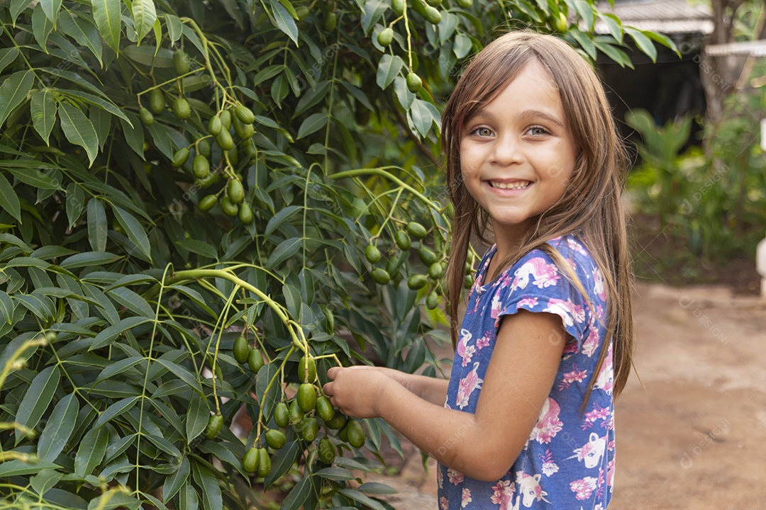 Linda garotinha sorridente sobre fundo desfocado