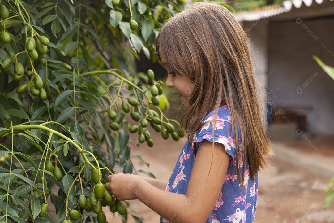 Linda garotinha sorridente sobre fundo desfocado