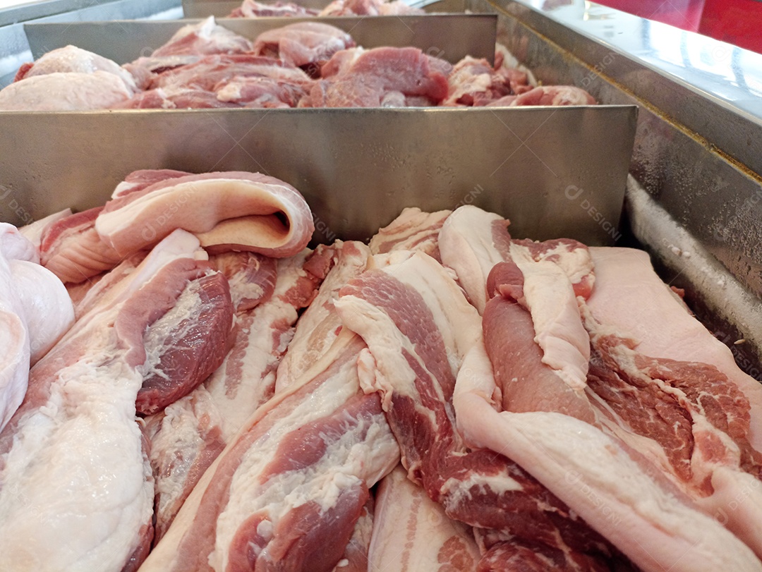 Carne de porco mineral em pedaços pronta para venda em supermercados