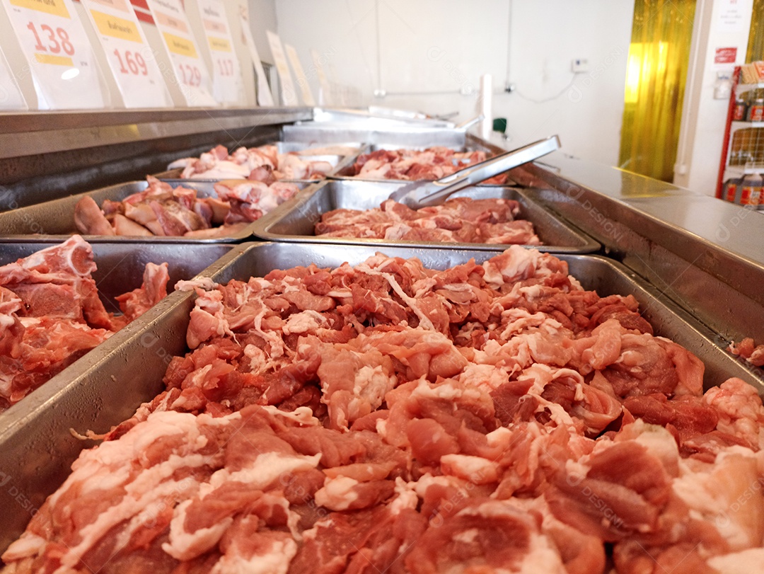 Carne de porco mineral em pedaços pronta para venda em supermercados