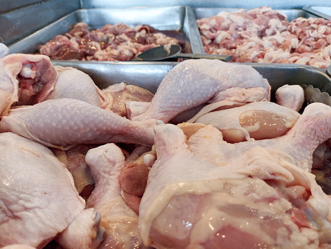 Coxas de frango em pedaços prontas para venda nos supermercados