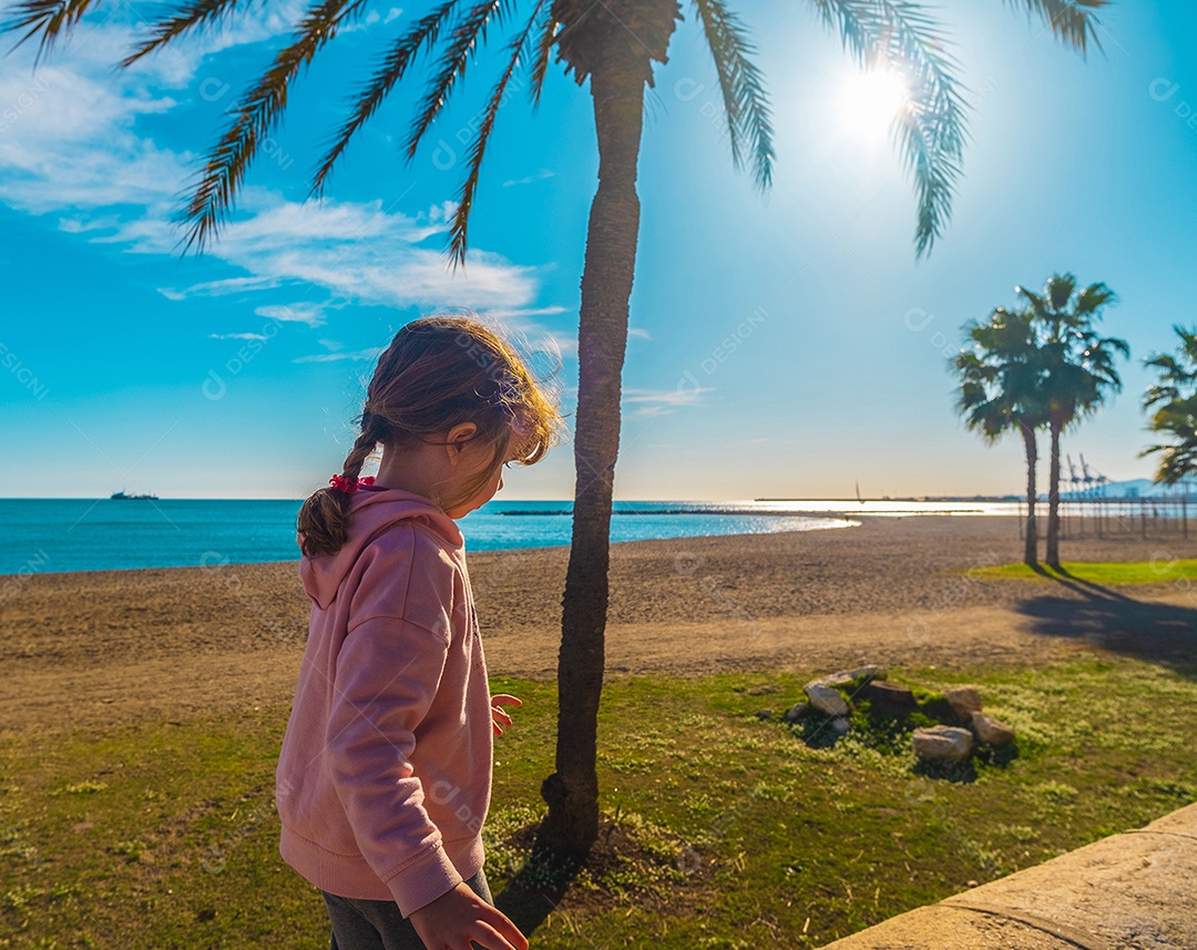 Vista sobre a praia com uma garotinha de La Malagueta em Málaga