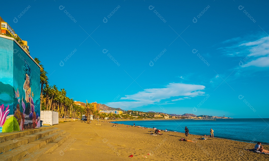 Praia de La Malagueta em Málaga Espanha com muitas pessoas aproveitando