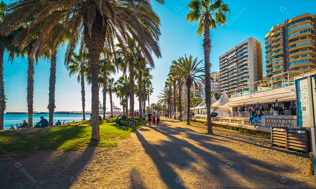 Praia de La Malagueta em Málaga Espanha com muitas pessoas aproveitando