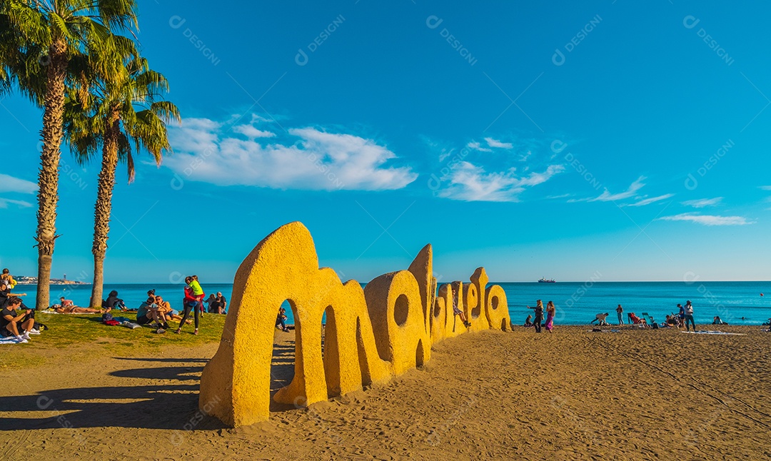 Praia de La Malagueta em Málaga Espanha com muitas pessoas aproveitando