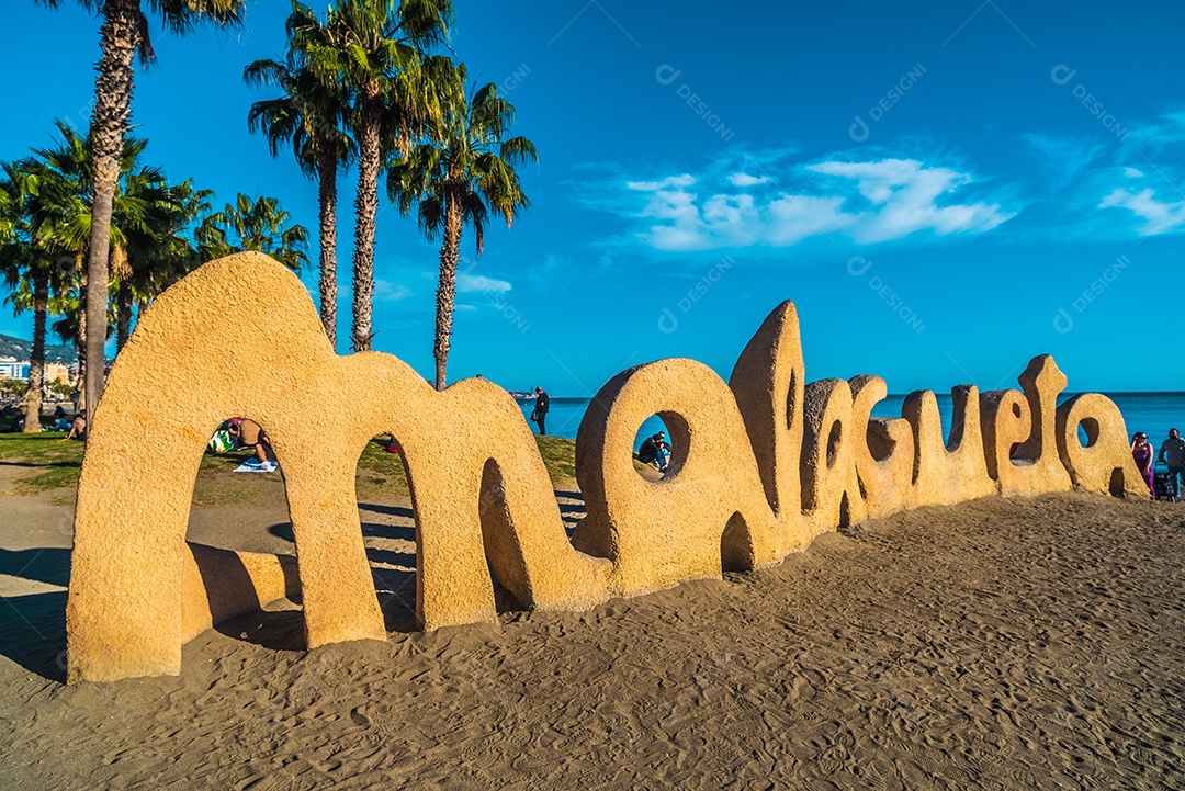 Praia de La Malagueta em Málaga Espanha com muitas pessoas aproveitando