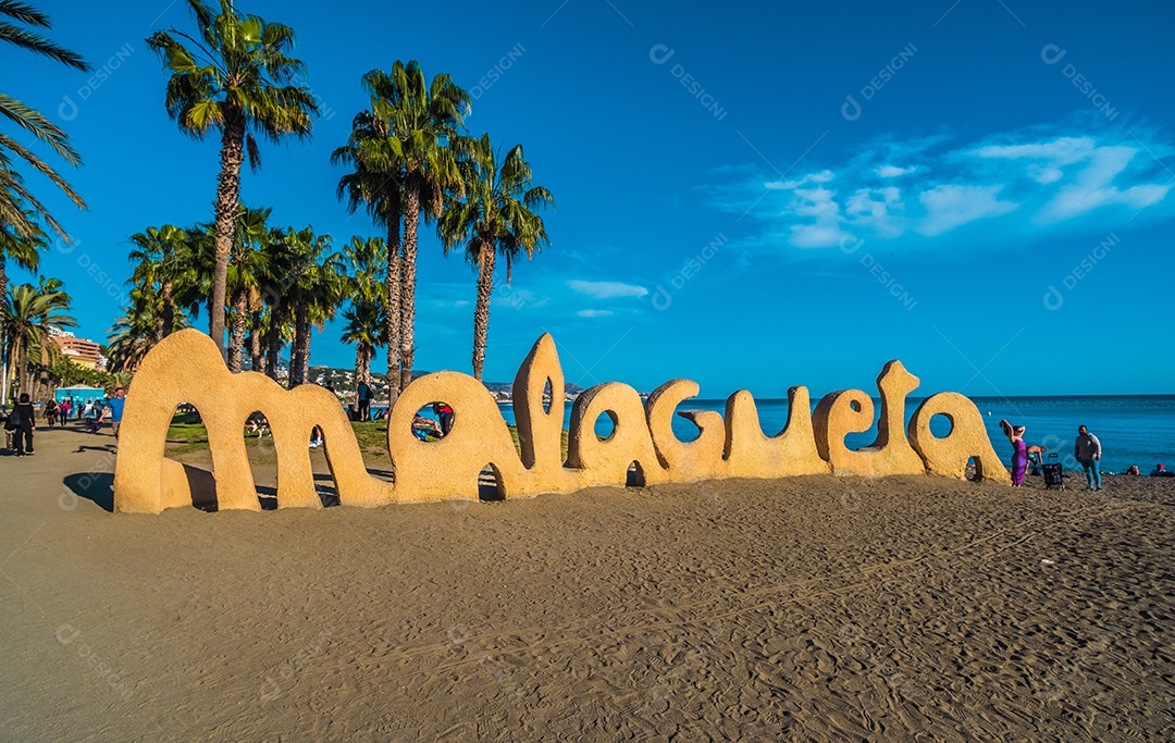 Praia de La Malagueta em Málaga Espanha com muitas pessoas aproveitando