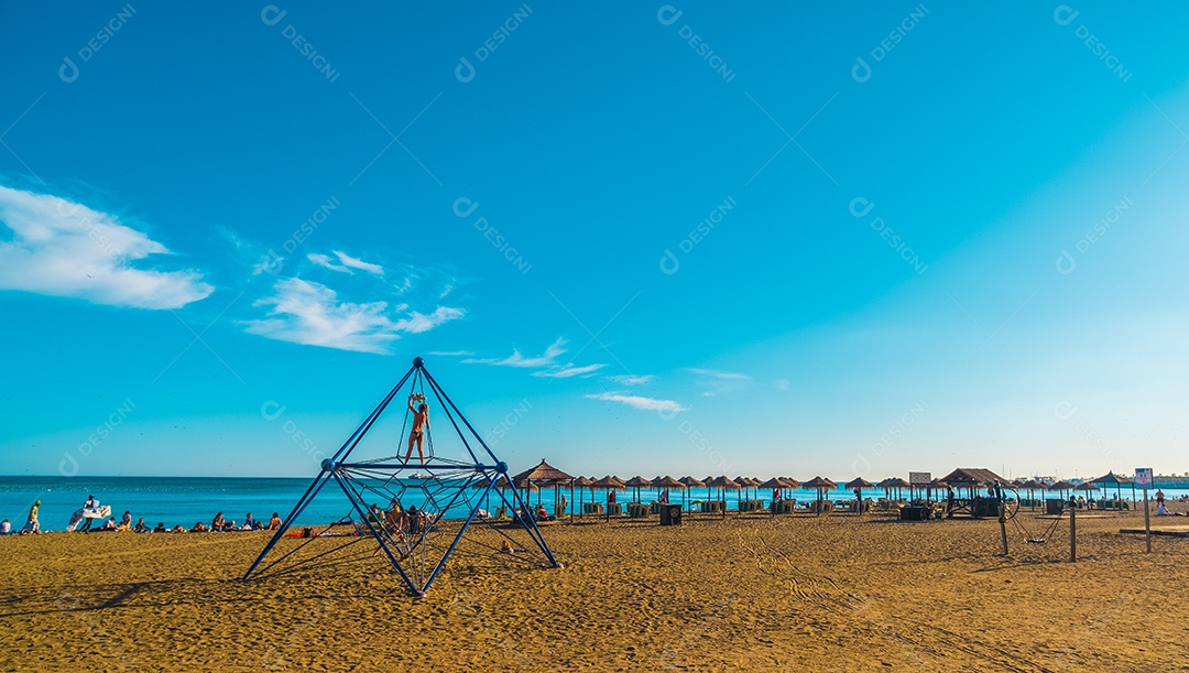 Praia de La Malagueta em Málaga Espanha com muitas pessoas aproveitando