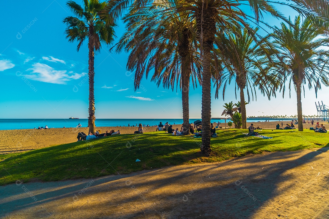 Praia de La Malagueta em Málaga Espanha com muitas pessoas aproveitando