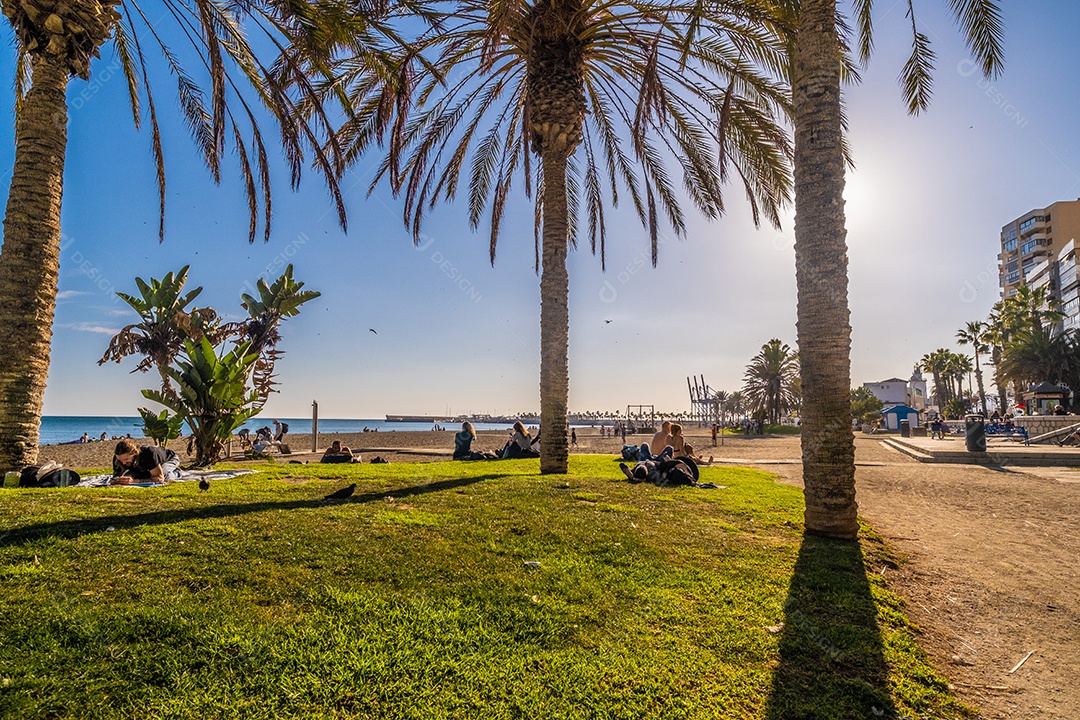 Praia de La Malagueta em Málaga Espanha com muitas pessoas aproveitando