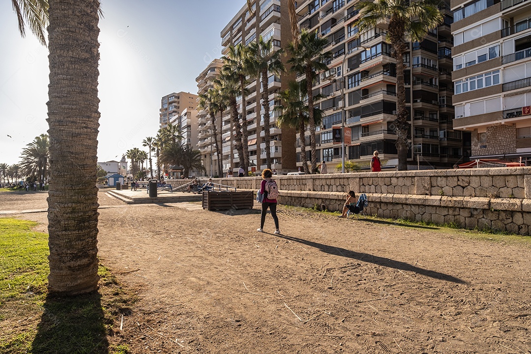 Praia de La Malagueta em Málaga Espanha com muitas pessoas aproveitando