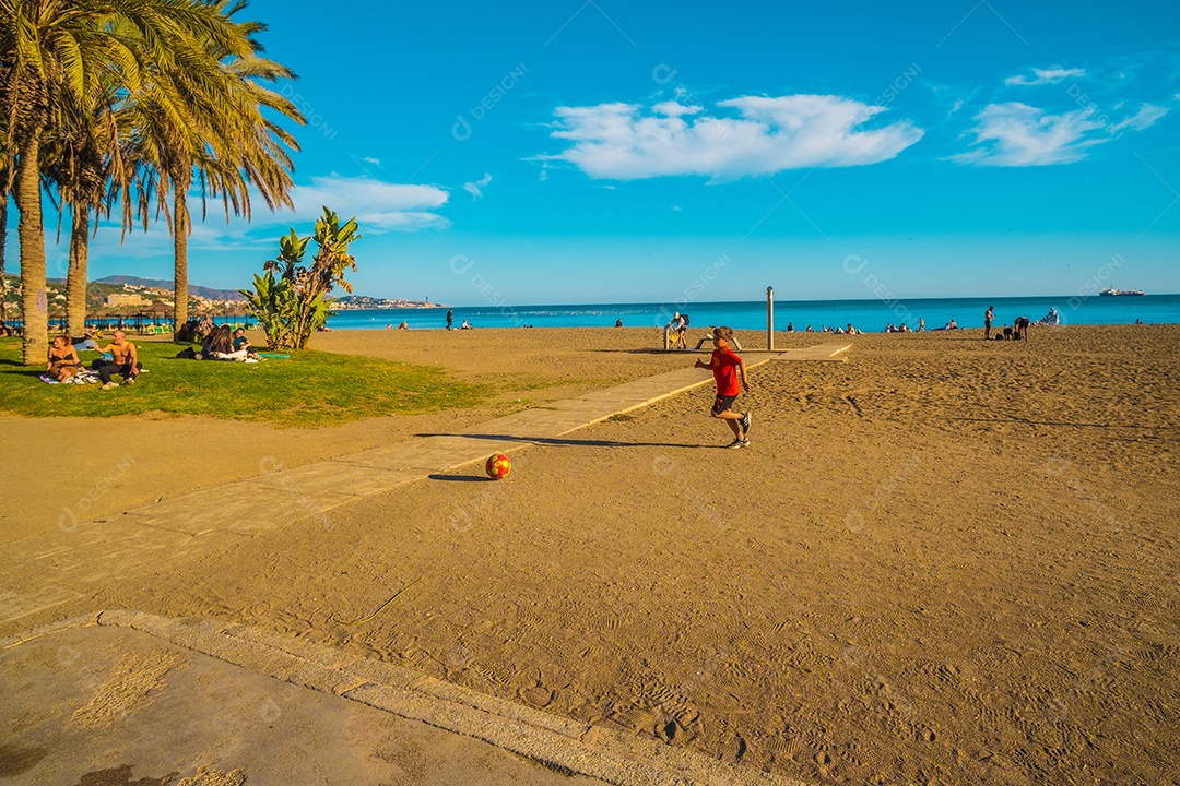 Praia de La Malagueta em Málaga criança brincando de bola