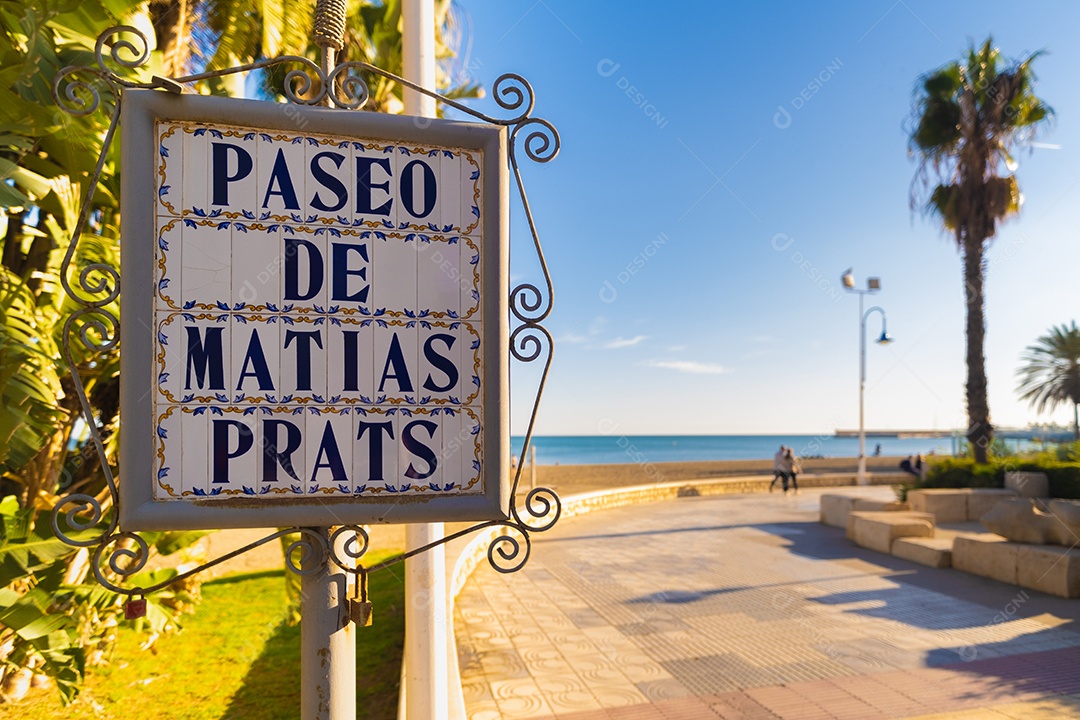 Praia de La Malagueta em Málaga Espanha com muitas pessoas aproveitando