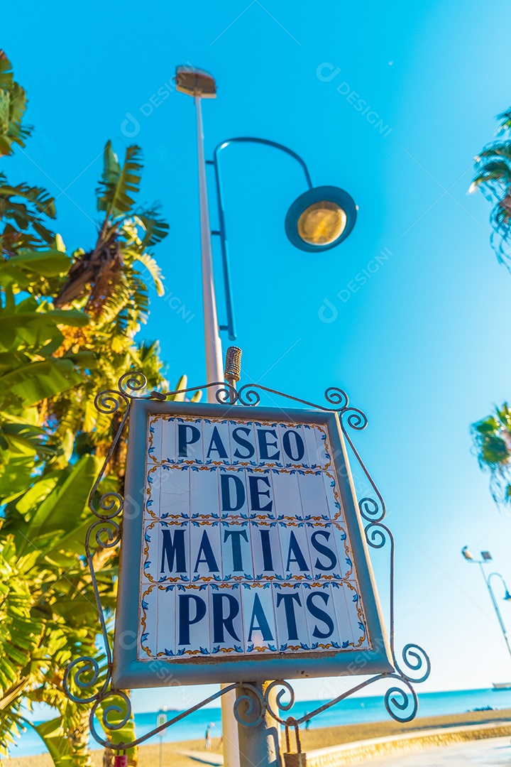 Vista da placa na praia da Malagueta escrita promenade de Matias Prats