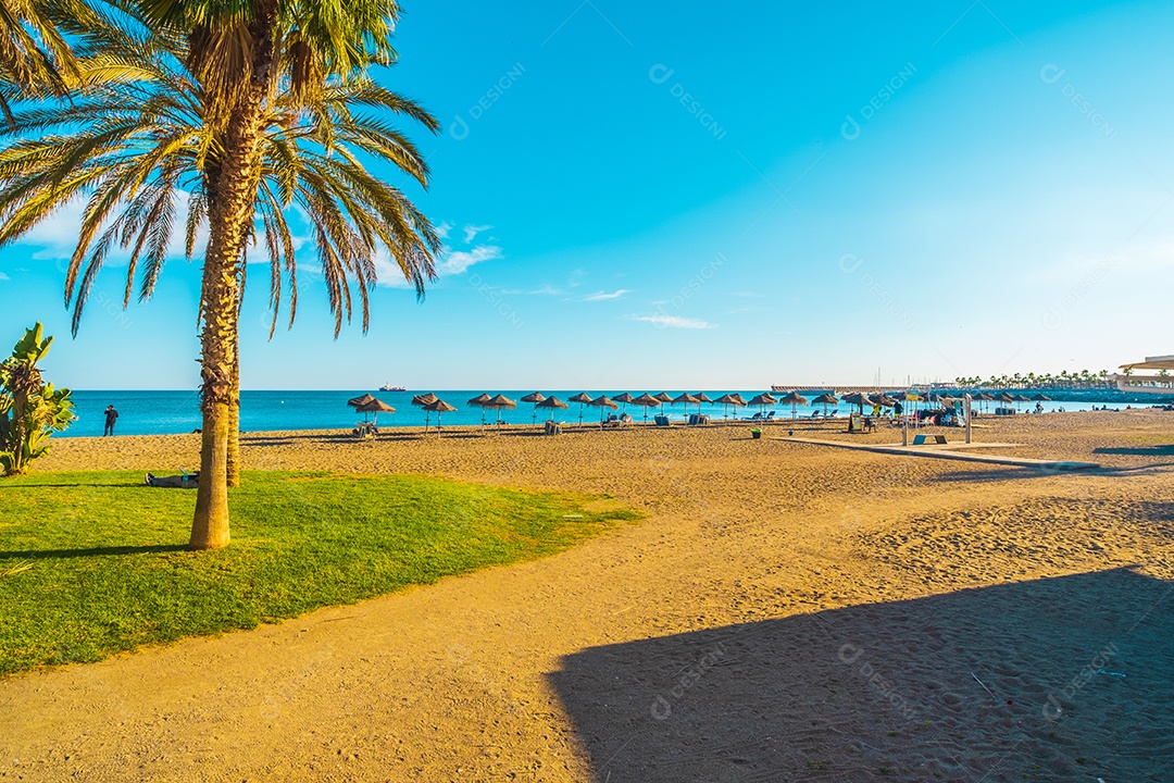 Praia de La Malagueta em Málaga Espanha com muitas pessoas aproveitando